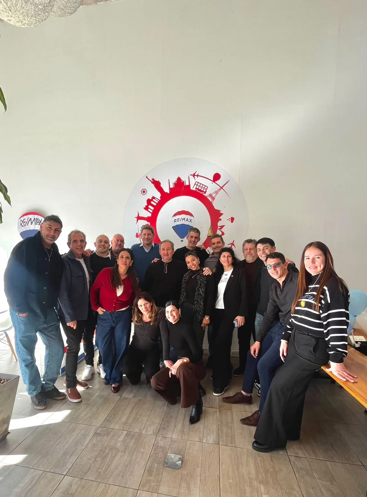 Equipo de agentes de REMAX Caminos en la oficina de Francisco Álvarez